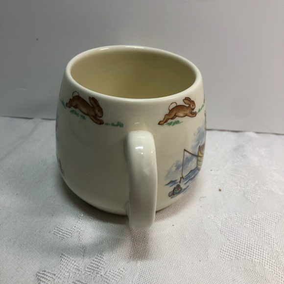 Vintage Bunnykins 2 Handled Mug family in boat and bunny in rain with crab - Picture 8 of 12